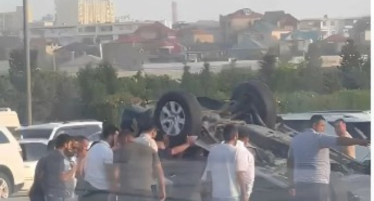 Bakıda avtomobil AŞDI: Tıxac YARANDI