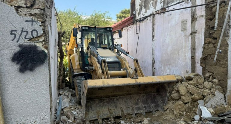 &ldquo;Sovetski&rdquo;də qəzalı binalar&nbsp;SÖKÜLÜR