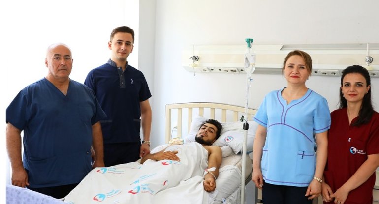 Gənc oğlanın mədəsinə metal əşya batdı -&nbsp;Ölümdən döndü