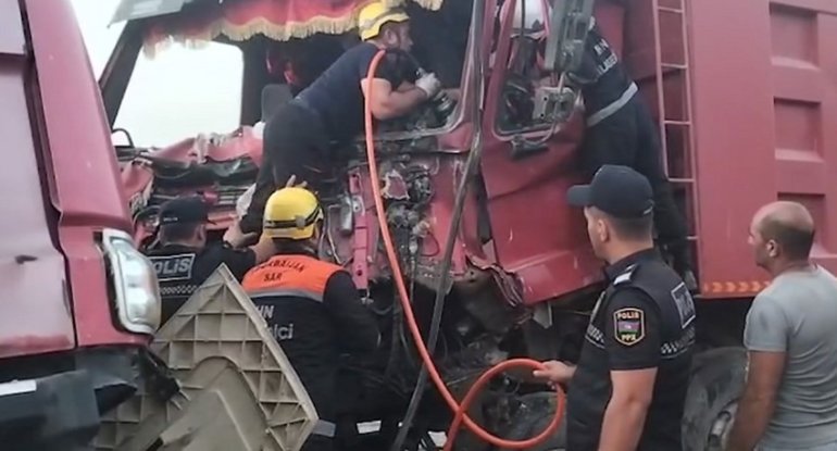 Bakıda &ldquo;Shacman&rdquo;lar toqquşdu - sürücülər&nbsp;avtomobillərdə sıxılı vəziyyətdə qaldı - VİDEO