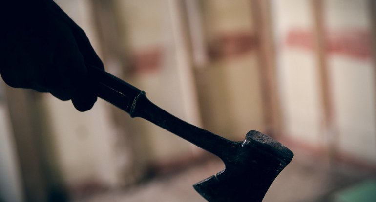 Qusarda kişi arvadını və qaynını baltalamaqda təqsirli bilindi, saxlanıldı