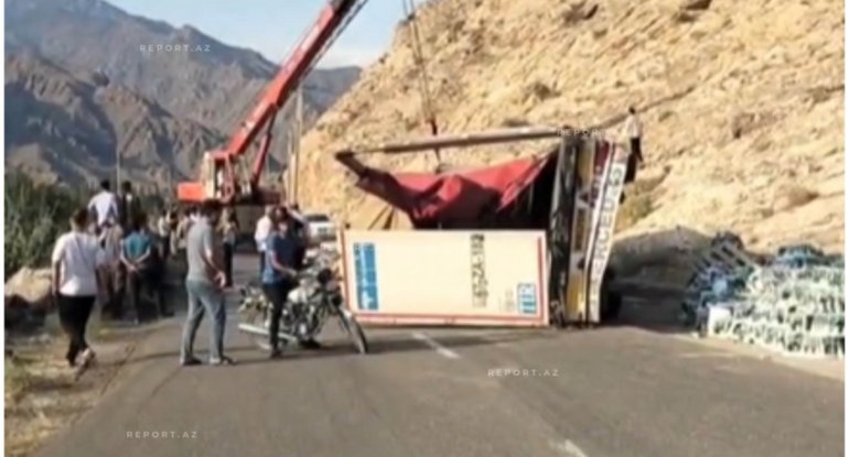 Naxçıvandan Bakıya gələn yük maşını İranda aşıb, mineral sular yola dağılıb