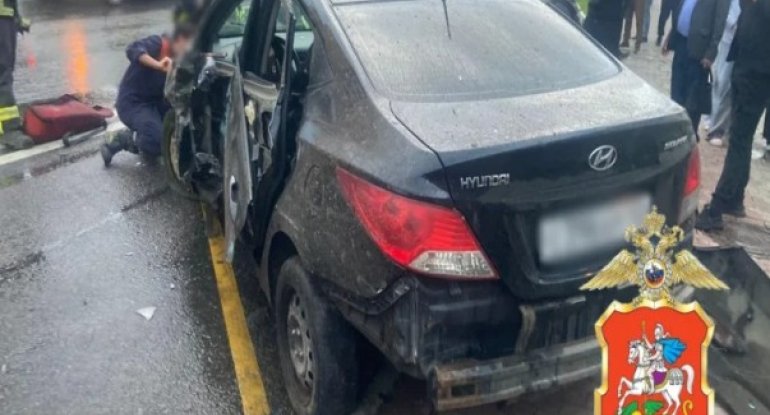 Azərbaycanlı gənc dayanacaqda maşınla insanları əzdi