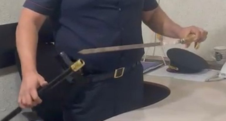 Maşınında xəncər saxlayan və polisin qanuni tələbinə tabe olmayan sürücü həbs edilib