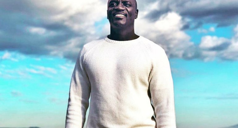 Akon konsertdə mühafizəçini döydü