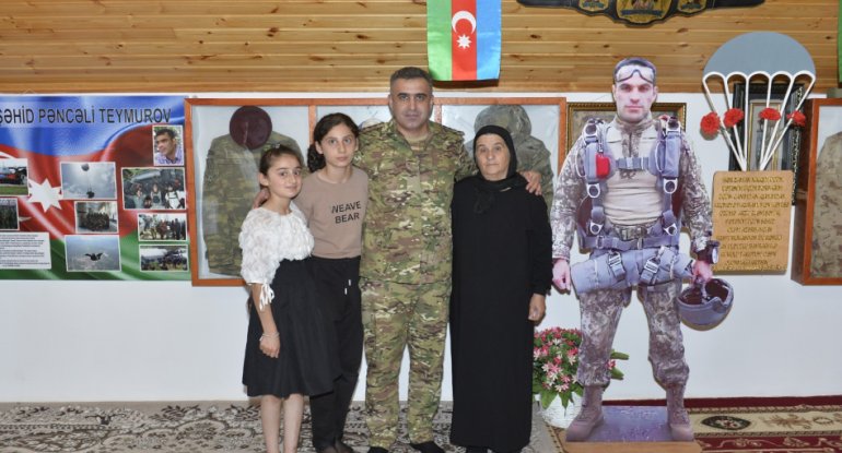 Hərbi prokuror şəhidin ailə üzvləri ilə görüşüb - FOTO
