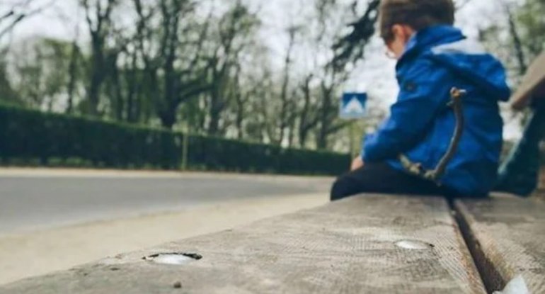 Küçədən tapdığı səkkiz yaşlı uşağı zorla diləndirdi: Məhkəmədən AĞIR CƏZA