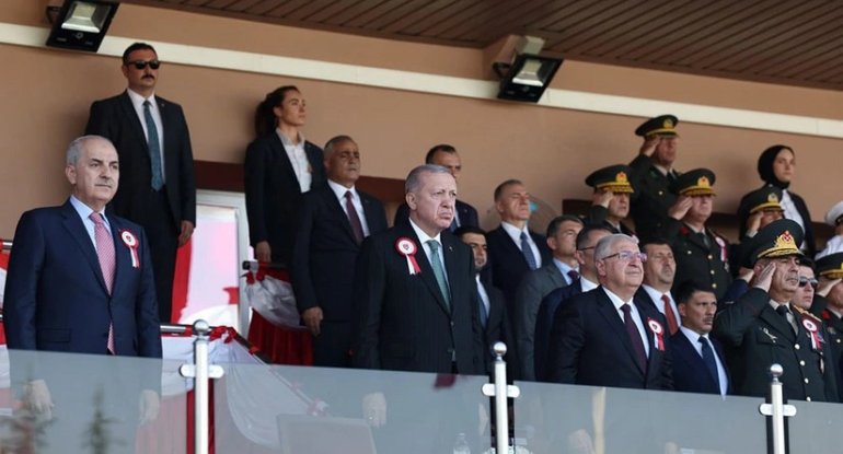 Azərbaycanın müdafiə naziri Türkiyədə hərbi məktəblərin buraxılış mərasimlərində iştirak edib