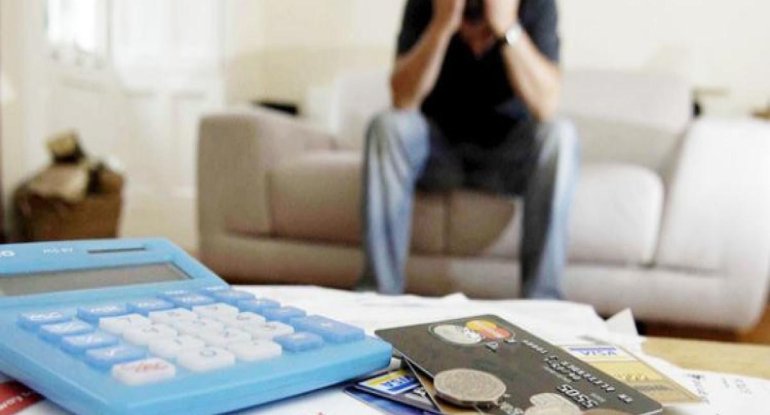 Problemli kreditlər niyə artıb? - "İqtisadiyyatı çətin vəziyyətə salır"