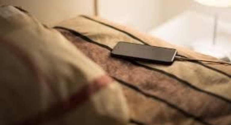 Yastığının altına telefon qoyanları nə gözləyir?