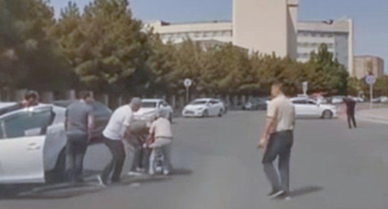 Maşınla vurulan qadın yolun ortasında qaldı, sürücünü döydü&nbsp;- Video