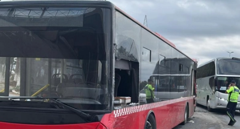 Bakı-Quba yolunda yük maşını ilə sərnişin avtobusu toqquşub, xəsarət alanlar var