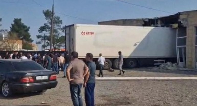 Goranboyda yük avtomobili obyektə çırpıldı
