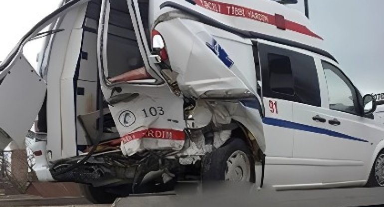 Təcili yardım maşını körpüdən aşdı, xəsarət alanlar var