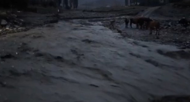 Qubada sel körpünü apardı - VİDEO