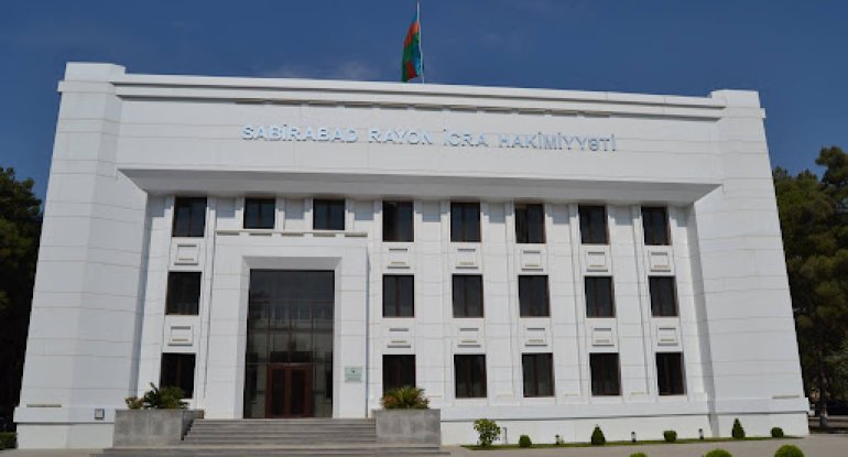 İcra hakimiyyətində qayınana gəlinini və onun anasını döydü