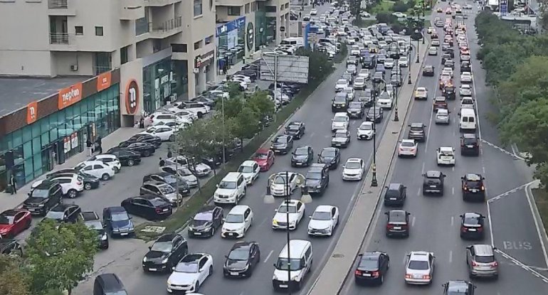 Bakıda sıxlıq olan yollar var - SİYAHI