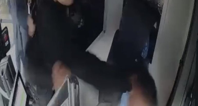 Bakıda sərnişin avtobus sürücüsünü döydü - VİDEO