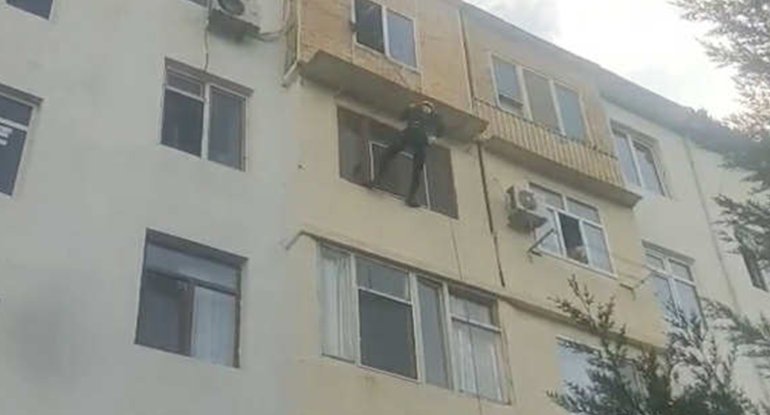 Eyvandan girib azyaşlıları valideynlərinə təhvil verdilər&nbsp;- Video