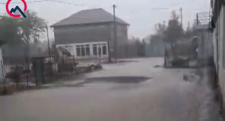 Sel suları Astarada kəndlərin yolunu yudu