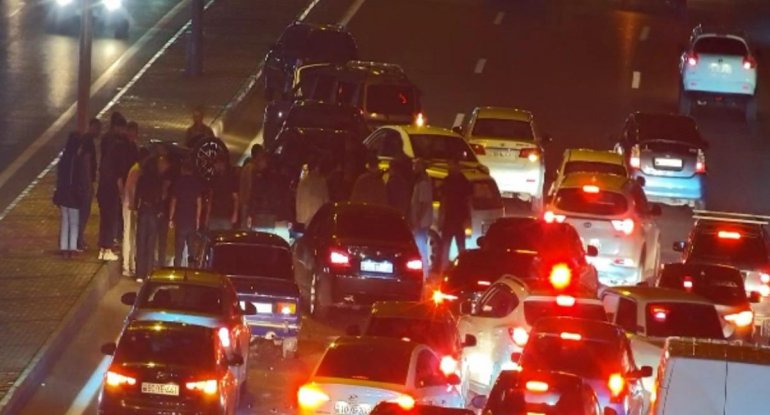 Olimpiya Stadionunun yaxınlığında yol qəzası olub, sıxlıq yaranıb