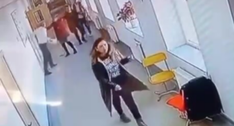 Lənkəranda direktor müavini&nbsp;şagirdi və xadiməni döydü - VİDEO