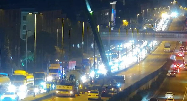 Bakıda yük avtomobili yolda qaldı - nəqliyyatın hərəkəti məhdudlaşdırıldı