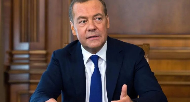 Medvedyev Zelenskini hədələdi: Gizlən!