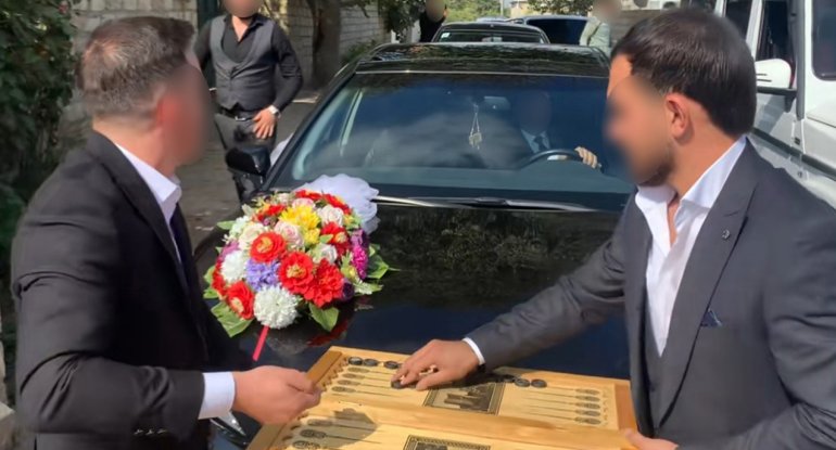 Gəlin maşınının qarşısını kəsib nərd oynadılar - Bəyin 4 dostu həbs edildi