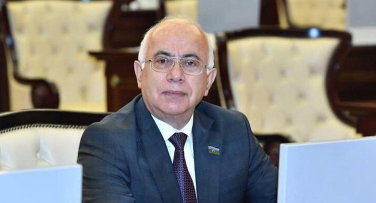 Nazir parlamentdə dərsliklərlə bağlı ictimai dinləmənin keçirilməsini istəyib