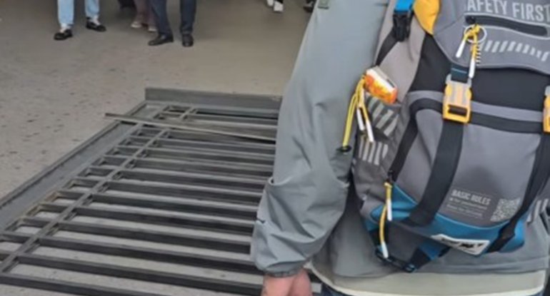 Güclü külək məktəbin darvazasını aşırdı&nbsp;