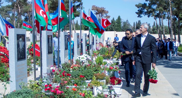 Vətən müharibəsinin başlamasının il dönümü ilə əlaqədar 2-ci Şəhidlər xiyabanına ziyarət başlayıb