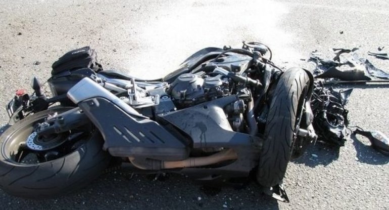 Neftçalada motosiklet divara çırpılıb, ölən var