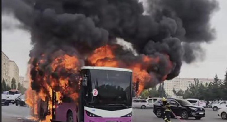 Sumqayıtda yanan avtobus söndürüldü&nbsp;- VİDEO - Yenilənib