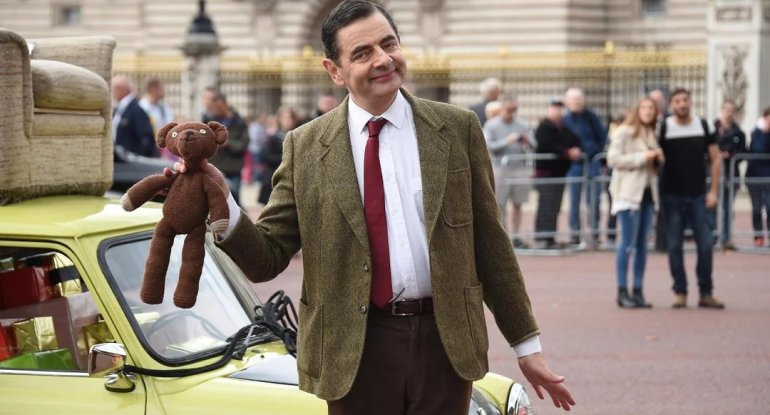 Axmaq obrazla tanındı, ailəsini təyyarə qəzasından xilas etdi &ndash; Dünyanın ən ağıllı adamlarından olan &ldquo;Mr. Bean&rdquo; kimdir? - VİDEO