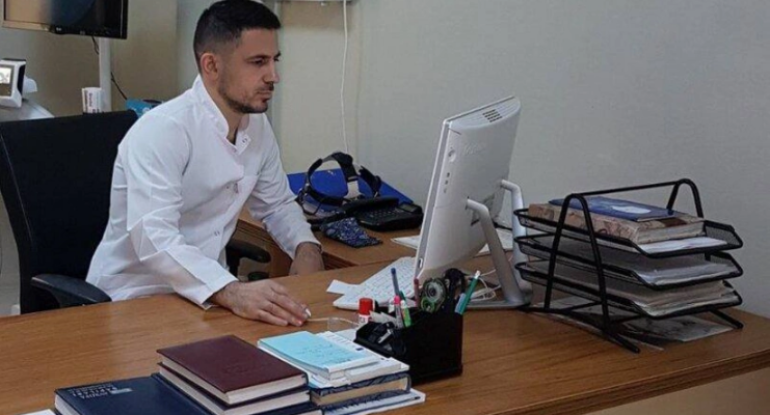 Burun əməliyyatından sonra xəstənin ölümündə təqsirləndirilən həkimə hökm oxunub