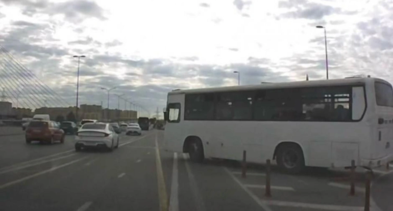 Avtobus sürücüsü sərnişinlərin həyatını təhlükəyə atdı - VİDEO