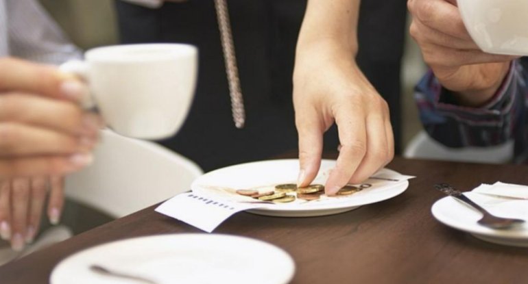 Qırğızıstanda kafe və restoranlarda xidmət haqqı qadağan edilir &ndash; Azərbaycanda da mümkündürmü?