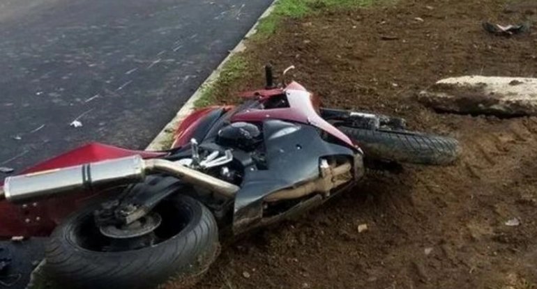 Bakıda avtomobil motosikletlə toqquşub - xəsarət alan var