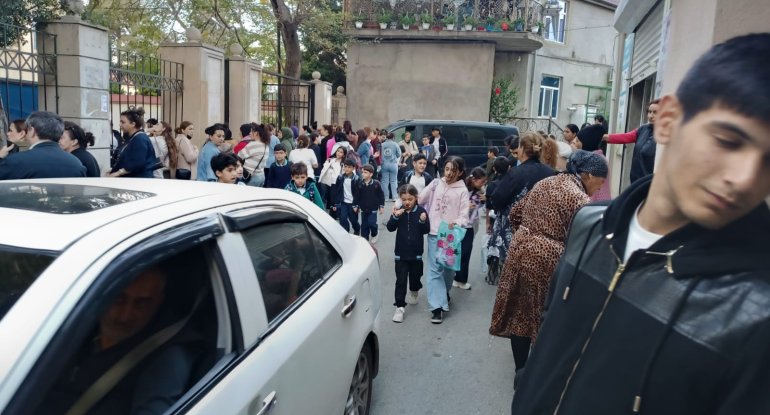 143 nömrəli məktəbin qarşısında təhlükəli vəziyyət: qapıları bağlı qalır, yol tıxanır - Foto