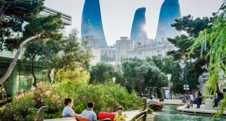 Azərbaycana yay mövsümündə gələn turistlərin sayı niyə azalıb? - AÇIQLAMA