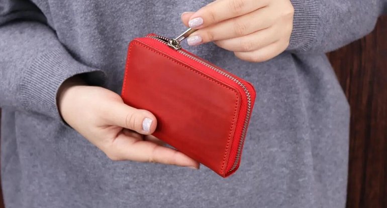 Pulu itən müəllim şagirdin pulqabısını yoxladı,&nbsp;CƏZALANDIRILDI