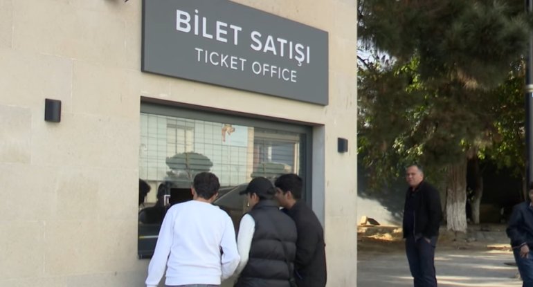 "40-45 dəqiqə gözləyib cəmi 1 bilet aldım, kənarda 50 manata satırlar"