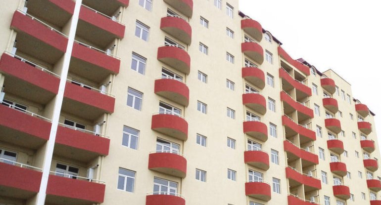 Binaların qarşısında cərimələnən sakinlər narazılıq edir