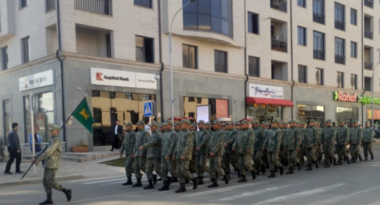 Bölgələrdə Zəfər Günü ilə bağlı hərbçilərin yürüşü keçirilir