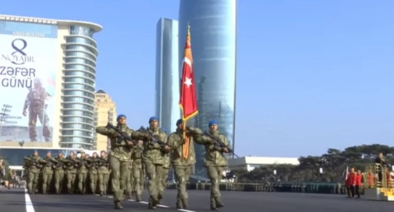 Türkiyə hərbçiləri hərbi paradda tribuna önündən keçib
