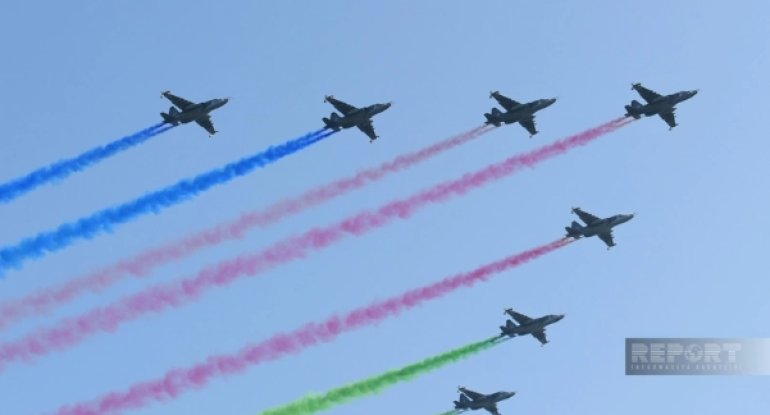 Bakıda hərbi paradda aviasiyanın nümunəvi uçuşları göstərilib - Foto