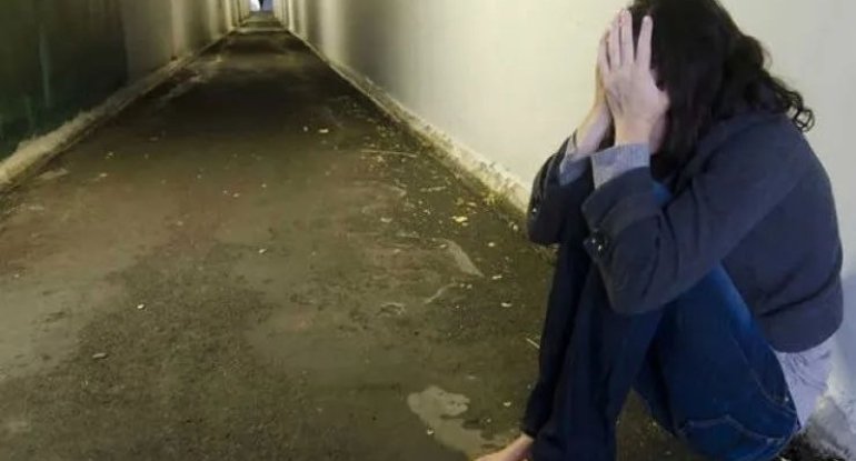 Bakıda tatu ustası 15 yaşlı qızı qaçırdı: "Anası ilə bir çarpayıda yatırdıq"