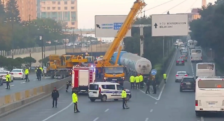 Qəza səbəbindən bağlanan Bakı-Sumqayıt yolu açıldı - QƏZANIN VİDEOSU