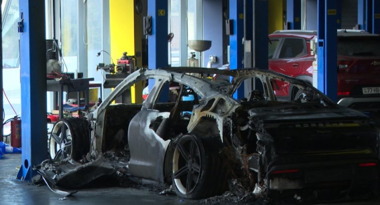 &ldquo;Porshe&rdquo; markalı elektromobil təmir zamanı yanaraq bu hala düşdü - VİDEO